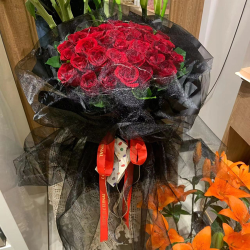 忘情巴黎-33枝紅玫瑰 黑紗包裝