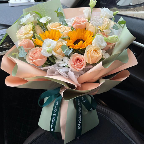 星河璀璨-6枝香檳玫瑰+6枝粉玫瑰+2朵向日葵 花束